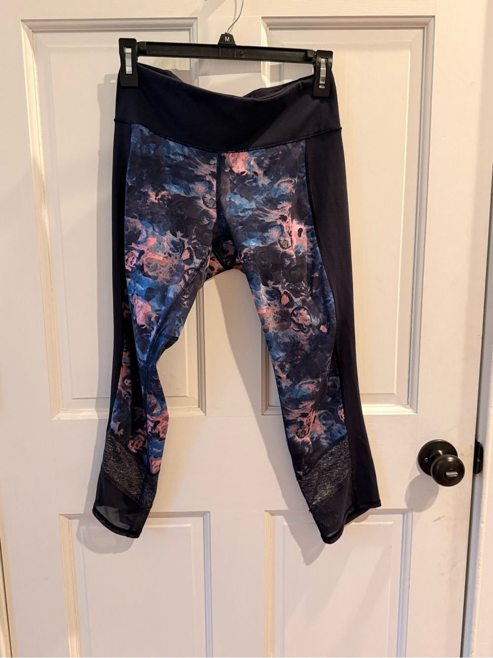 Lululemon Size 6 Cropped Wunder Under– Blue Floral Print